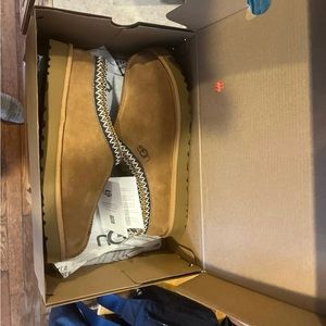 Ugg tasman slippers- Color: chestnut!